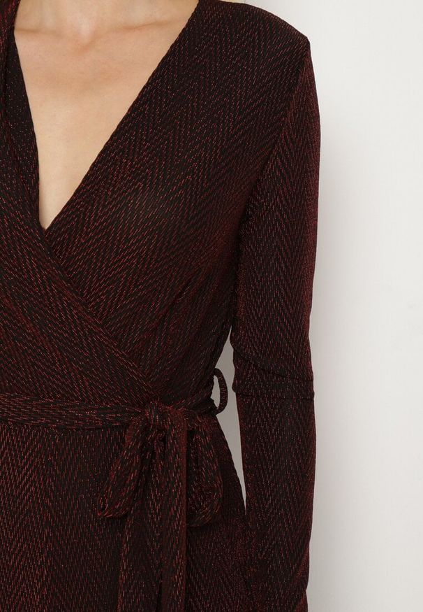 Born2be - Bordowy Taliowany Kombinezon z Wiskozą Ozdobiony Paskiem i Metaliczną Nicią Lilanna. Okazja: na imprezę, na co dzień. Kolor: czerwony. Materiał: wiskoza. Wzór: aplikacja. Styl: casual, elegancki