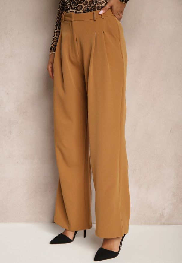 Renee - Brązowe Spodnie o Garniturowym Kroju ze Szlufkami w Pasie i Wsuwanymi Kieszeniami Martoria. Okazja: na co dzień. Kolor: brązowy. Styl: casual, klasyczny