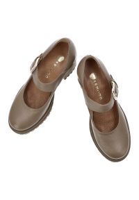 Półbuty damskie Armodo, na klocku skórzane zapinane sprzączką i z okrągłym noskiem, brązowe, 20166-V-Fango-Zl. Okazja: na co dzień, na spotkanie biznesowe. Nosek buta: okrągły. Zapięcie: sprzączka. Kolor: brązowy. Materiał: skóra. Obcas: na obcasie. Styl: casual, biznesowy, elegancki. Wysokość obcasa: średni #7