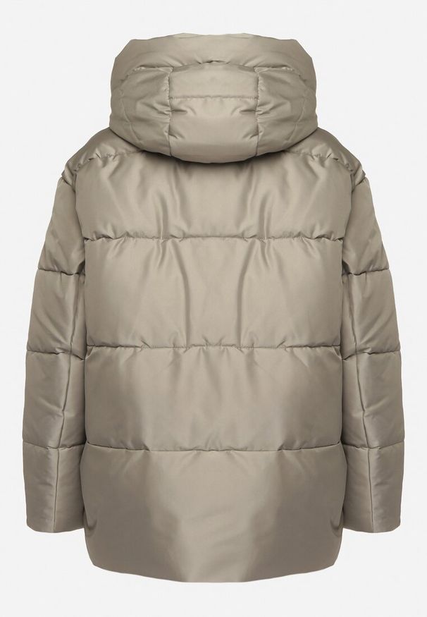 Born2be - Zielona Pikowana Kurtka Mocno Ocieplana Zdobiona Naszywką Leanith. Okazja: na co dzień. Kolekcja: plus size. Kolor: zielony. Długość: długie. Wzór: aplikacja. Materiał: jeans. Długość rękawa: długi rękaw. Sezon: jesień, zima. Styl: elegancki, casual