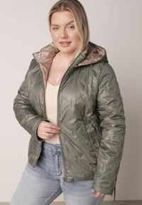 Born2be - Zielona Pikowana Kurtka z Odpinanym Kapturem i Dłuższym Tyłem Harmenope. Okazja: na co dzień. Kolekcja: plus size. Kolor: zielony. Materiał: poliester, jeans. Długość: długie. Styl: casual #7