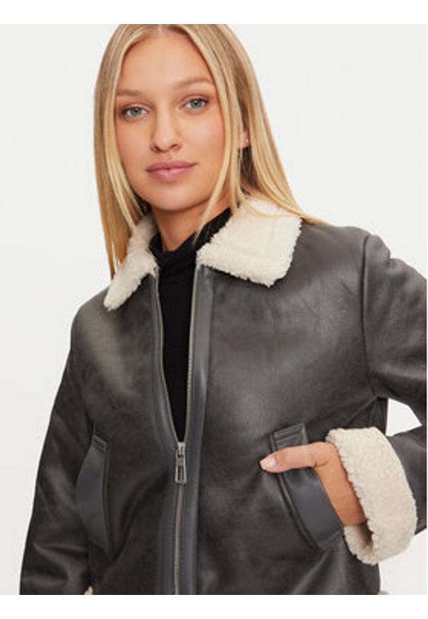 only - ONLY Kurtka z imitacji skóry Betty 15322046 Szary Regular Fit. Kolor: szary. Materiał: skóra