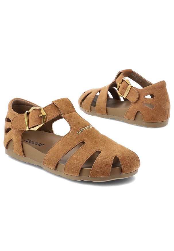 Sandały damskie Artiker, cholewka ze skóry naturalnej zamszowej pasek wokół kostki z regulacją na klamrę, brązowe, 58C0329. Zapięcie: klamry. Kolor: brązowy. Materiał: skóra, zamsz