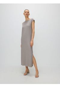 Reserved - Sukienka midi - ciemnoszary. Kolor: szary. Materiał: prążkowany, dzianina. Długość: midi