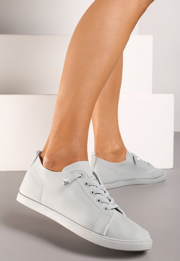 Renee - Szare Sznurowane Tenisówki z Ozdobnymi Cyrkoniami na Płaskiej Podeszwie Iiloeva. Okazja: na co dzień. Zapięcie: sznurówki. Kolor: szary. Materiał: jeans. Obcas: na płaskiej podeszwie. Styl: casual