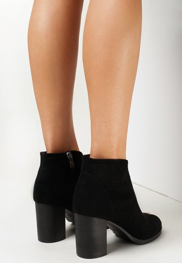 Born2be - Czarne Botki z Ażurową Cholewką Peep Toe Arriavinia. Nosek buta: otwarty. Kolor: czarny. Szerokość cholewki: normalna. Wzór: ażurowy. Obcas: na słupku