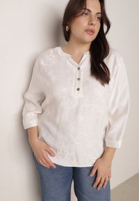 Born2be - Biała Bluzka Ozdobiona Guzikami i Haftowanymi Kwiatami Delmana. Okazja: na co dzień. Kolekcja: plus size. Kolor: biały. Materiał: materiał, tkanina. Wzór: aplikacja, kwiaty, haft. Sezon: lato. Styl: klasyczny, casual #4