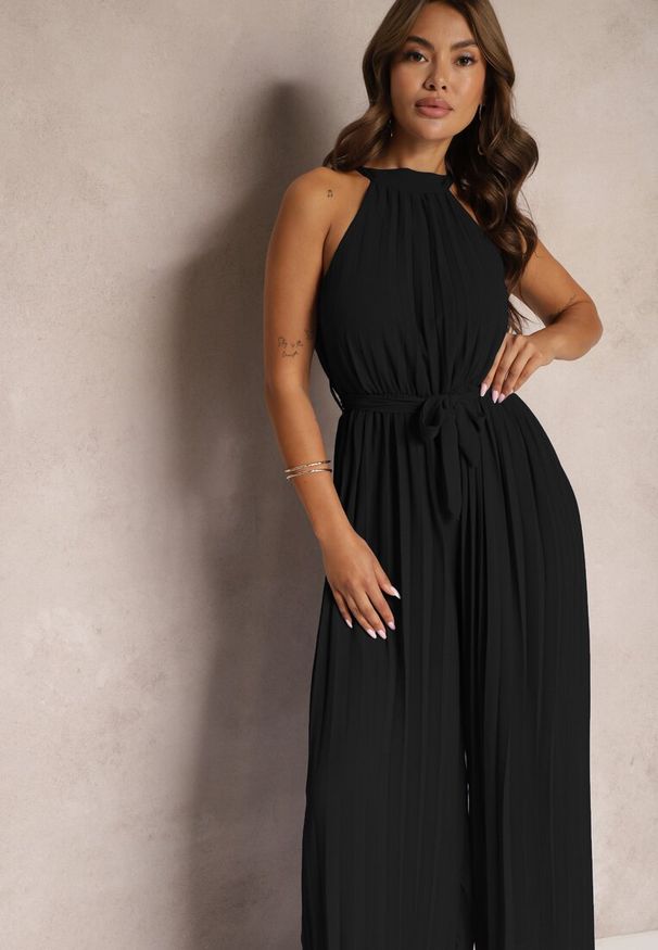 Renee - Czarny Kombinezon z Dekoltem Typu Halter i Gumką w Talii Zolefia. Kolor: czarny. Długość: długie. Styl: elegancki