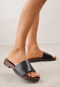 Born2be - Czarne Klapki w Klasycznym Stylu z Nitami Talove. Okazja: na co dzień. Kolor: czarny. Styl: klasyczny #1