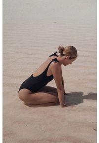 MUUV Strój kąpielowy Classic Openback kolor czarny miękka miseczka. Kolor: czarny. Materiał: dzianina #3