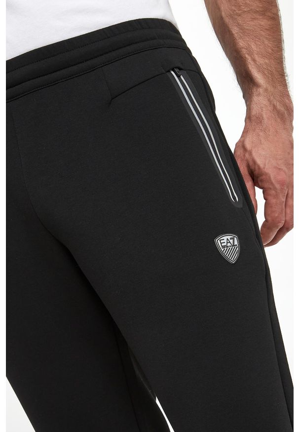 EA7 Emporio Armani - Spodnie dresowe meskie EA7 EMPORIO ARMANI. Materiał: dresówka