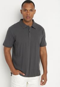 Born2be - Ciemnoszara Bawełniana Koszulka Polo z Guzikami Uxariassa. Typ kołnierza: polo. Kolor: szary. Materiał: bawełna