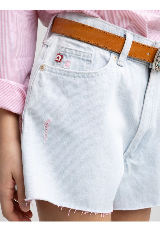 Big-Star - Szorty dziewczęce jeansowe luźne jasnoniebieskie Sally 142. Okazja: na co dzień. Stan: podwyższony. Kolor: niebieski. Materiał: jeans. Sezon: lato. Styl: młodzieżowy, klasyczny, elegancki, casual