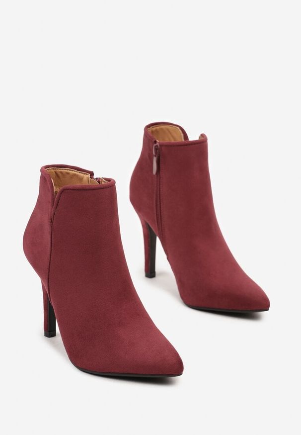 Renee - Bordowe Botki Vices na Szpilce ze Szpiczastym Noskiem Yegene. Okazja: na co dzień. Nosek buta: szpiczasty. Zapięcie: zamek. Kolor: czerwony. Materiał: jeans. Obcas: na szpilce. Styl: wizytowy, glamour, casual. Wysokość obcasa: średni