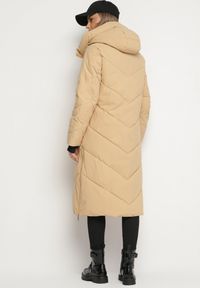 Born2be - Ciemnobeżowa Kurtka Pikowana o Długim Fasonie z Nieodpinanym Kapturem i Kieszeniami Nerilani. Okazja: na co dzień, na spacer. Kolor: beżowy. Materiał: skóra. Długość: długie. Sezon: zima. Styl: casual, elegancki #2