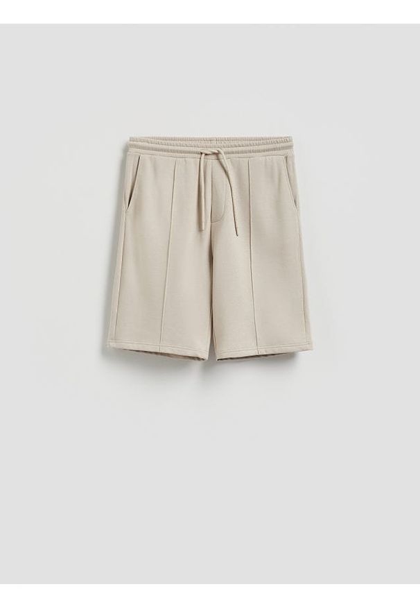 Reserved - Szorty regular fit z włóknem bambusowym - beżowy. Kolor: beżowy. Materiał: włókno