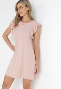 Born2be - Różowa Pudełkowa Sukienka Mini z Falbankami przy Ramionach Alizea. Typ kołnierza: kołnierz z falbankami. Kolor: różowy. Sezon: wiosna, lato. Długość: mini #1