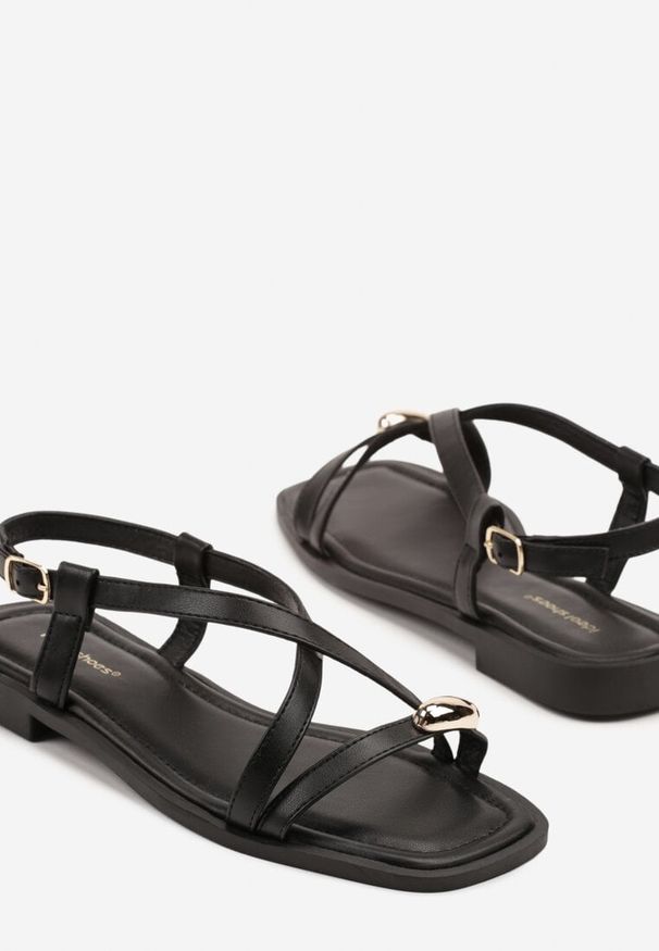 Born2be - Czarne Sandały z Metaliczną Ozdobą i Cienkimi Paseczkami Soriza. Okazja: na co dzień. Kolor: czarny. Wzór: aplikacja. Obcas: na obcasie. Styl: wizytowy, casual, elegancki. Wysokość obcasa: niski