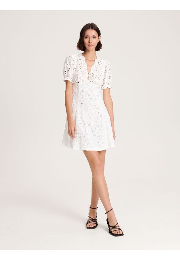 Reserved - Ażurowa sukienka mini - biały. Kolor: biały. Materiał: bawełna, dzianina. Wzór: ażurowy. Długość: mini