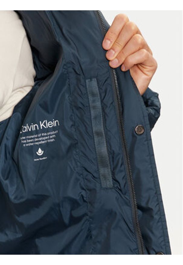Calvin Klein Płaszcz zimowy K10K113465 Niebieski Regular Fit. Kolor: niebieski. Materiał: syntetyk. Sezon: zima