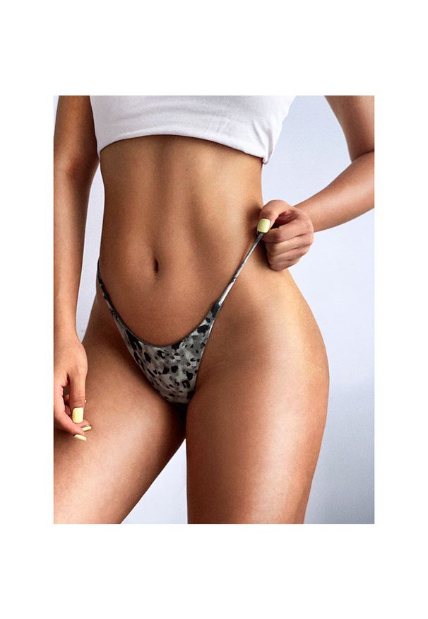 Intica - Stringi z delikatnym paskiem niewidoczne pod ubraniem Ronalda. Kolor: biały. Materiał: materiał