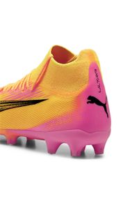 Buty piłkarskie męskie Puma Ultra Pro. Zapięcie: bez zapięcia. Kolor: czarny, różowy, wielokolorowy. Materiał: syntetyk, materiał. Szerokość cholewki: normalna. Sport: piłka nożna