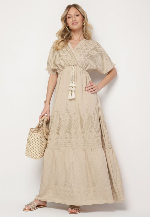 Born2be - Beżowa Kopertowa Sukienka z Wiskozy Ozdobiona Frędzlami Redare. Okazja: na co dzień. Typ kołnierza: dekolt w serek. Kolor: beżowy. Materiał: wiskoza. Wzór: aplikacja. Typ sukienki: kopertowe. Styl: casual, klasyczny, boho