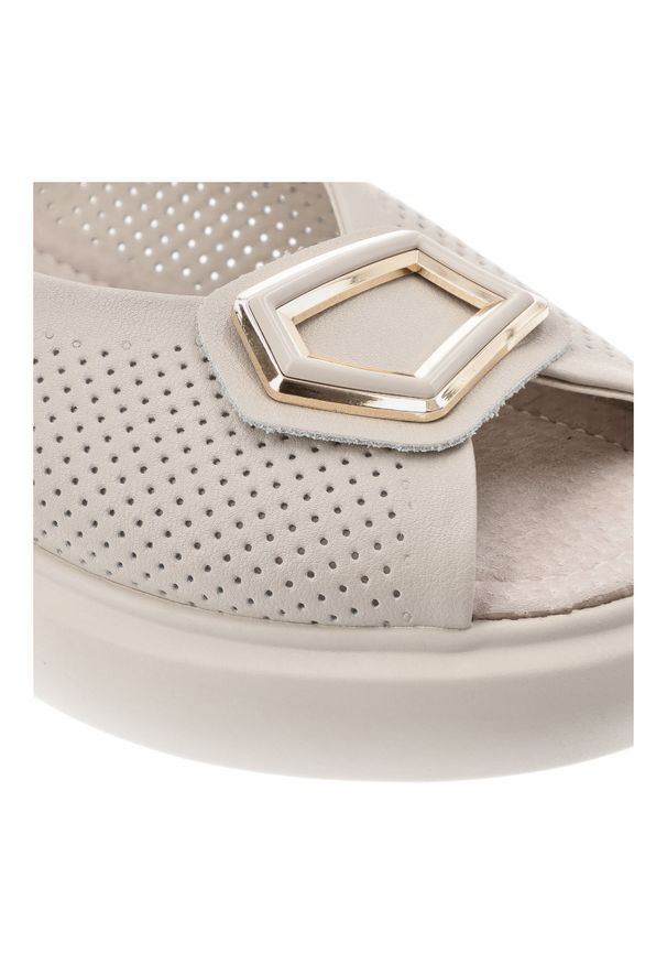 S.Barski - Sandały damskie S. Barski, na platformie skórzane z ozdobą i ze sprzączką, beżowe, LR51-786. Okazja: na co dzień. Zapięcie: sprzączka. Kolor: beżowy. Materiał: skóra. Wzór: aplikacja. Sezon: lato. Obcas: na platformie. Styl: elegancki, klasyczny, casual