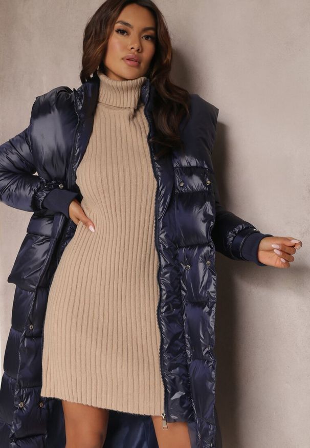 Renee - Granatowa Kurtka Pikowana Długa Dudlat. Kolor: niebieski. Materiał: materiał. Długość rękawa: długi rękaw. Długość: długie. Wzór: aplikacja. Sezon: zima, jesień