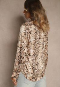 Renee - Brązowa Koszula Vices z Satynowej Tkaniny w Wężowy Print Resmina. Okazja: na spotkanie biznesowe, na co dzień. Kolor: brązowy. Materiał: satyna, tkanina. Długość rękawa: długi rękaw. Długość: długie. Wzór: nadruk. Styl: klasyczny, biznesowy, casual, elegancki #5