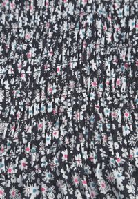 Renee - Czarno-Biała Sukienka z Bawełny na Ramiączkach z Rozkloszowaniem i Marszczoną Górą Risetto. Kolor: czarny. Materiał: bawełna. Długość rękawa: na ramiączkach. Sezon: lato #5