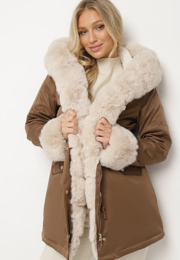 Born2be - Beżowo-Brązowa Kurtka Parka z Kapturem i Odpinanymi Futerkowymi Zdobieniami Inessara. Okazja: na co dzień. Typ kołnierza: kaptur. Kolor: beżowy. Materiał: skóra. Wzór: aplikacja. Styl: casual, elegancki
