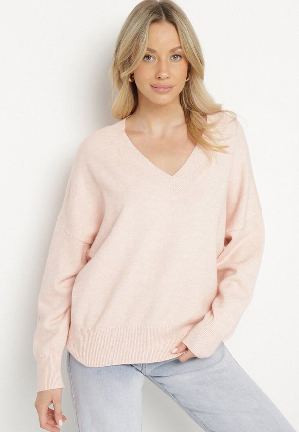 Born2be - Jasnoróżowy Sweter z Dekoltem w V z Domieszką Kaszmiru Mariara. Okazja: na co dzień. Typ kołnierza: dekolt w kształcie V. Kolor: różowy. Materiał: kaszmir. Wzór: bez wzorów. Styl: casual