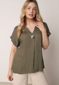 Born2be - Zielona Nietoperzowa Bluzka z Krótkim Rękawem z Lnem i Wiskozą Isirtila. Okazja: do pracy, na co dzień. Kolor: zielony. Materiał: wiskoza, len. Długość rękawa: krótki rękaw. Długość: krótkie. Sezon: lato. Styl: elegancki, klasyczny, casual #5