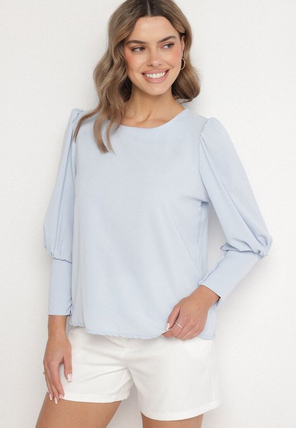 Born2be - Jasnoniebieska Bluzka o Kroju Nietoperza z Guzikami Jenadwen. Okazja: na co dzień. Kolor: niebieski. Styl: casual