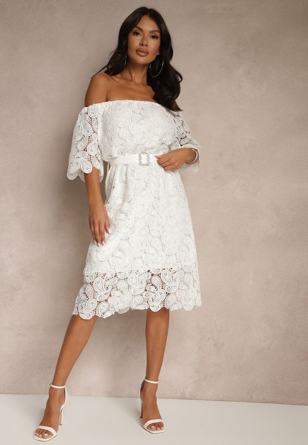 Renee - Biała Sukienka z Bawełną z Paskiem z Klamrą Perełkami i Cyrkoniami Neralisse. Kolor: biały. Materiał: bawełna. Styl: klasyczny, elegancki