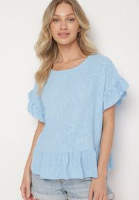Born2be - Jasnoniebieska Bluzka o Kroju Oversize z Falbanami Livelle. Okazja: na co dzień. Kolor: niebieski. Materiał: jeans. Długość rękawa: krótki rękaw. Długość: krótkie. Styl: casual #4