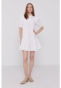 Levi's® - Levi's Sukienka kolor biały mini oversize. Okazja: na spotkanie biznesowe. Kolor: biały. Materiał: tkanina. Długość rękawa: krótki rękaw. Wzór: gładki. Typ sukienki: oversize. Styl: biznesowy. Długość: mini #2