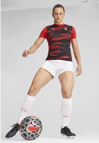 Puma - Damska koszulka przedmeczowa z krótkim rękawem AC Milan PUMA. Kolor: czerwony, wielokolorowy, czarny. Długość rękawa: krótki rękaw. Długość: krótkie