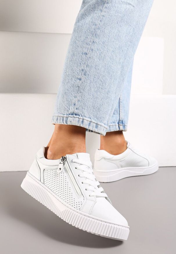 Renee - Białe Sznurowane Sneakersy z Naturalnej Skóry Ozdobione Suwakiem Ciarra. Okazja: na spotkanie biznesowe, na co dzień, do pracy. Nosek buta: okrągły. Zapięcie: sznurówki. Kolor: biały. Materiał: skóra. Wzór: aplikacja. Obcas: na obcasie. Wysokość obcasa: niski