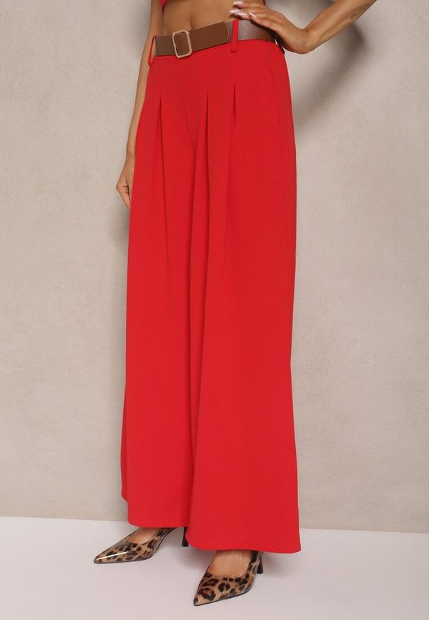 Renee - Czerwone Spodnie o Szerokim Kroju High Waist Ozdobione Paskiem Rasalle. Okazja: na co dzień. Stan: podwyższony. Kolor: czerwony. Wzór: aplikacja. Styl: elegancki, casual