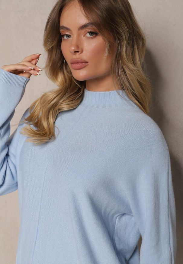 Renee - Jasnoniebieski Prążkowany Sweter z Półgolfem z Rozcięciami po Bokach Rerilla. Okazja: na co dzień. Kolor: niebieski. Materiał: prążkowany. Styl: klasyczny, casual, elegancki