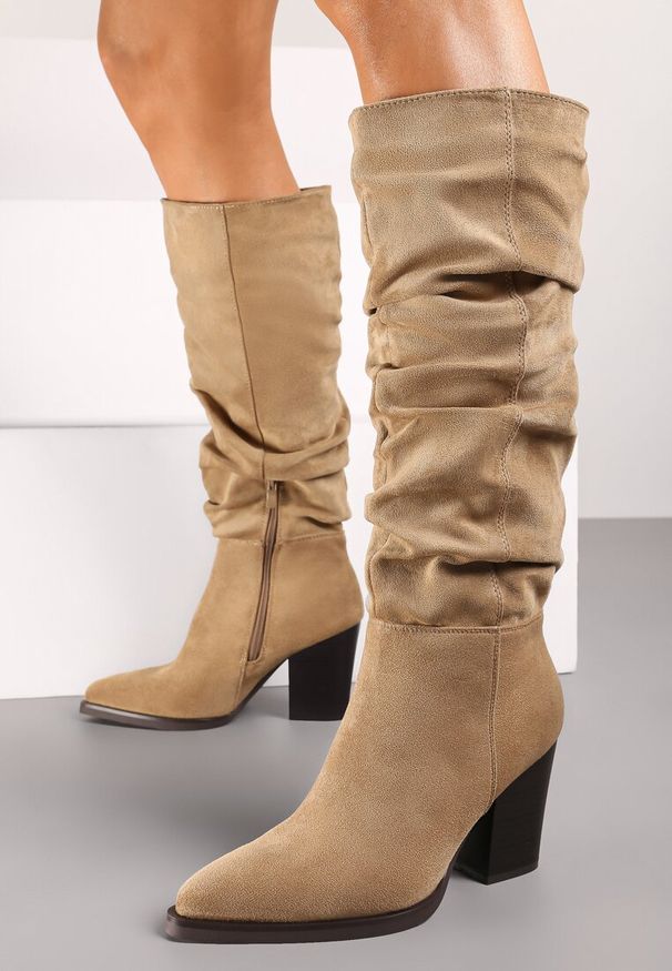 Renee - Ciemnobeżowe Kozaki z Ekozamszu na Obcasie Typu Słupek z Marszczeniem przy Cholewce Railaria. Okazja: do pracy. Nosek buta: szpiczasty. Kolor: beżowy. Materiał: wełna. Szerokość cholewki: normalna. Obcas: na obcasie. Styl: klasyczny, elegancki, wizytowy. Wysokość obcasa: średni