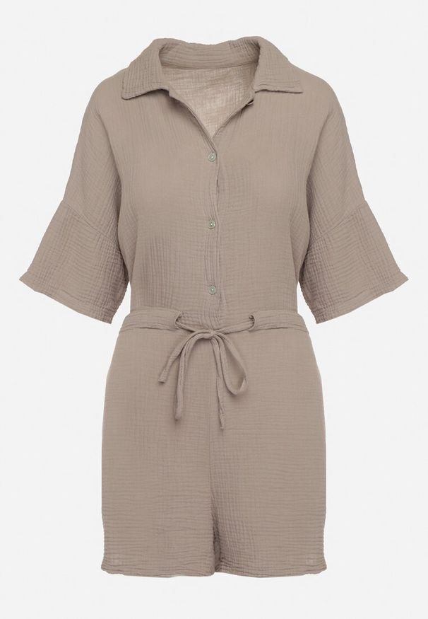 Born2be - Ciemnobeżowy Muślinowy Kombinezon z Bawełny Wiązany w Talii z Guzikami Dlirena. Kolor: beżowy. Materiał: bawełna. Długość rękawa: krótki rękaw. Długość: krótkie. Styl: elegancki