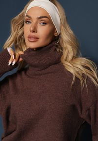 Renee - Brązowa Sukienka Milana. Typ kołnierza: golf. Kolor: brązowy. Materiał: dzianina. Długość rękawa: długi rękaw #4