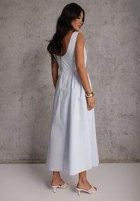 Renee - Jasnoniebieska Rozkloszowana Sukienka Koktajlowa z Bawełny z Dekoltem Łódką i Kieszeniami Fanilra. Okazja: na studniówkę, na ślub cywilny, na wesele. Typ kołnierza: dekolt w łódkę. Kolor: niebieski. Materiał: bawełna. Styl: wizytowy #6