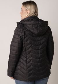 Born2be - Czarna Pikowana Kurtka Przejściowa z Kapturem o Taliowanym Kroju Lissanoria. Okazja: na spacer, na co dzień. Typ kołnierza: kaptur. Kolor: czarny. Materiał: poliester, jeans. Styl: casual #8