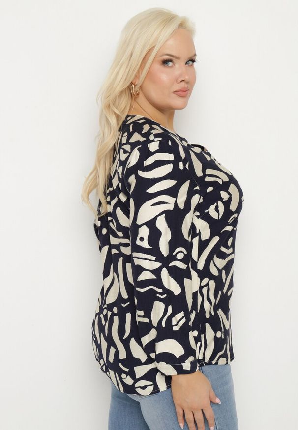 Born2be - Granatowa Koszula z Wiskozą Zdobiona Geometrycznym Wzorem Melivis. Okazja: na spacer, na co dzień. Typ kołnierza: dekolt w kształcie V. Kolekcja: plus size. Kolor: niebieski. Materiał: wiskoza. Wzór: aplikacja, geometria. Styl: casual, elegancki