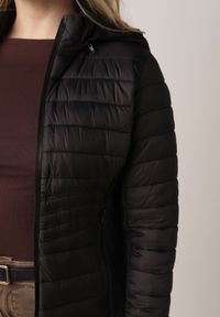 Born2be - Czarna Pikowana Kurtka Przejściowa z Kapturem i Elastycznymi Panelami Feziala. Okazja: na co dzień. Typ kołnierza: kaptur. Kolor: czarny. Materiał: jeans, nylon. Sezon: wiosna. Styl: casual, sportowy #7