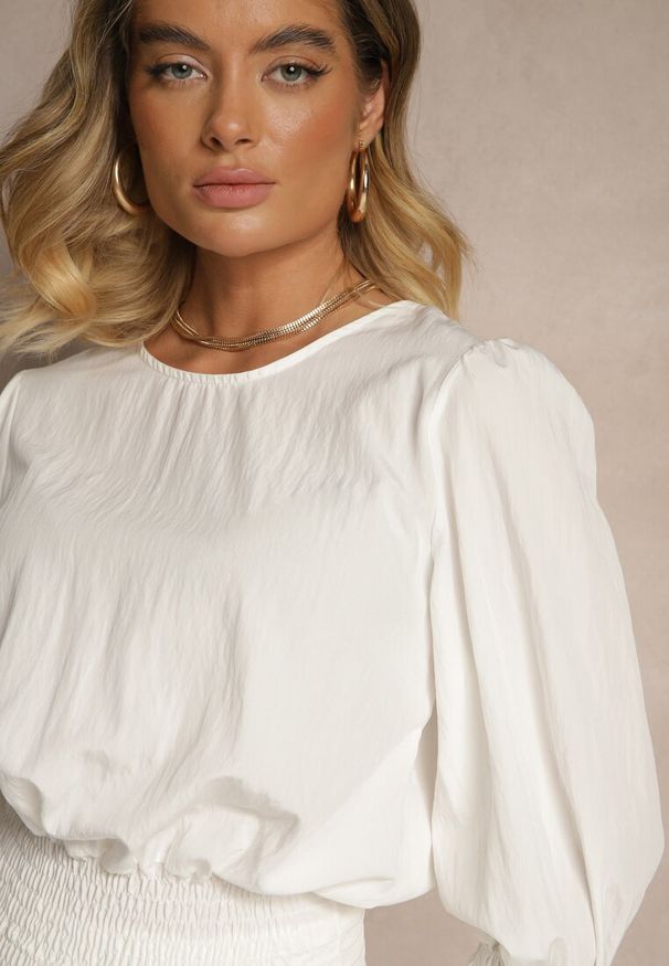 Renee - Biała Bluzka z Wiskozą Ozdobiona Ściągaczami Tosara. Okazja: na co dzień. Kolor: biały. Materiał: wiskoza. Długość rękawa: długi rękaw. Długość: długie. Wzór: aplikacja. Styl: casual